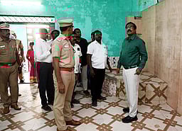 பதற்றமான வாக்குச் சாவடி மையங்களில் மாவட்டத் தோ்தல் அலுவலா் ஆய்வு