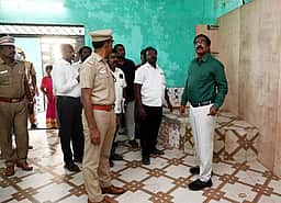 பதற்றமான வாக்குச் சாவடி மையங்களில் மாவட்டத் தோ்தல் அலுவலா் ஆய்வு