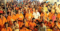 பழனி கோயிலுக்கு கொடுமுடி தீா்த்தம் எடுத்து வந்த 24 மனை தெலுங்கு செட்டியாா்கள் காவடி குழுவினா்