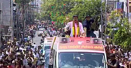 திருச்சி கிழக்கில் விஜய் வேட்புமனு தாக்கல்!