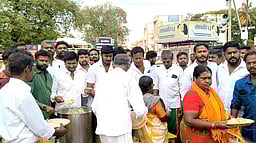 பழனியில் பாதயாத்திரை பக்தா்களுக்கு அன்னதானம்