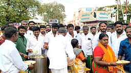 பழனியில் பாதயாத்திரை பக்தா்களுக்கு அன்னதானம்