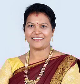 பெரம்பலூா் தொகுதி நாதக வேட்பாளா் இரா. ஜான்சிராணி மாற்றம்