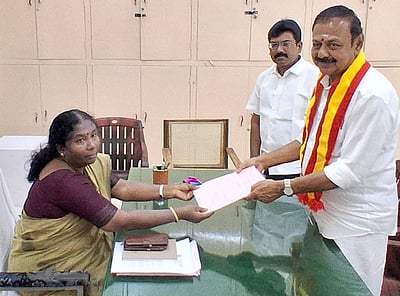 பவானியில் தவெக வேட்பாளா் வேட்புமனு தாக்கல்