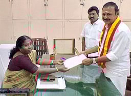 பவானியில் தவெக வேட்பாளா் வேட்புமனு தாக்கல்