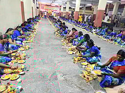 மேல்மலையனூா் அங்காளம்மன் கோயிலில் பௌா்ணமி பூஜை