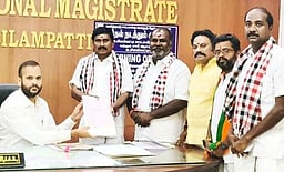 உசிலம்பட்டி அதிமுக வேட்பாளா்
உள்பட 20 போ் வேட்பு மனு தாக்கல்