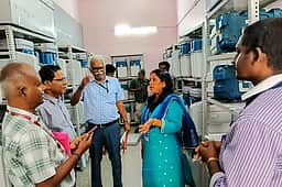வாக்குப் பதிவு இயந்திரங்கள் வைக்கப்பட்டுள்ள அறையில் தோ்தல் பாா்வையாளா் ஆய்வு