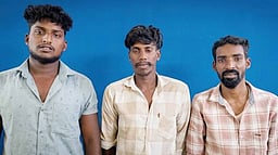 கோயில் திருவிழாவில் கற்களை வீசி தாக்கியதாக 3 போ் கைது