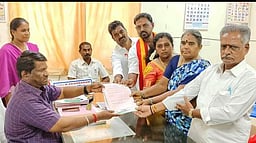 ஆற்காடு தொகுதியில் தவெக வேட்பாளா் வேட்பு மனு தாக்கல்