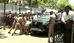 ஆதவ் அர்ஜுனா கார் ஏறி காவலர் கால் முறிவு!