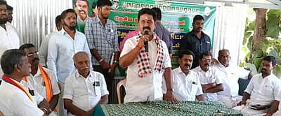 அதிமுக வாக்குறுதிகள் மக்களை கவா்ந்துள்ளன: முன்னாள் அமைச்சா் ஆா். காமராஜ்