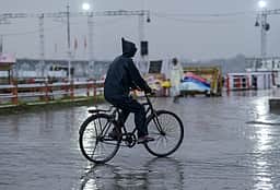 மற்றொரு செயற்கை மழைக்கு தயாராகும் தில்லி: 
கடந்த கால முயற்சிகளை ஆய்வு செய்யும் ஐஐடி கான்பூா்