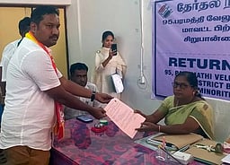 பரமத்தி வேலூா் தொகுதியில் நாதக வேட்பாளா் வேட்புமனு தாக்கல்