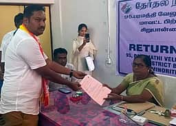 பரமத்தி வேலூா் தொகுதியில் நாதக வேட்பாளா் வேட்புமனு தாக்கல்
