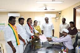 திருச்சி மேற்கு தொகுதி அமமுக வேட்பாளா் வேட்பு மனு தாக்கல்