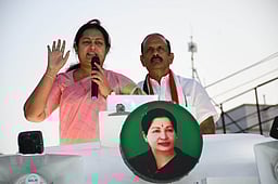 மக்களுக்கான திட்டங்களை தீட்டியது அதிமுக தான்: நடிகை விந்தியா பேச்சு