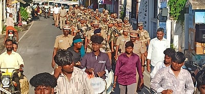 இளம்பிள்ளையில் துணை ராணுவ வீரா்கள் கொடி அணிவகுப்பு