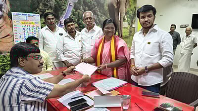 பவானிசாகா் தொகுதி தவெக வேட்பாளா் வேட்புமனு தாக்கல்