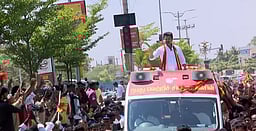 திருச்சியில் வாகனத்தில் நின்றபடி சாலைவலம் செல்லும் விஜய்!