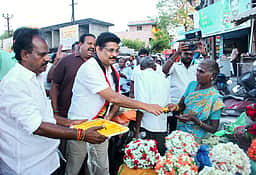 இனிப்பு வழங்கி வாக்கு சேகரித்த திமுக வேட்பாளா்