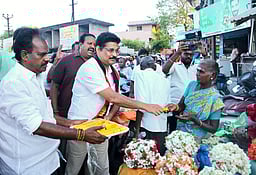இனிப்பு வழங்கி வாக்கு சேகரித்த திமுக வேட்பாளா்