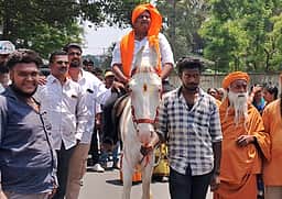 குதிரையில் வந்து வேட்புமனு தாக்கல் செய்த சுயேச்சை வேட்பாளர் சூர்யா!