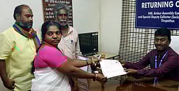 ஆம்பூரில் மக்கள் அரசியல் கட்சி, தவெக வேட்பாளா்கள் மனு தாக்கல்