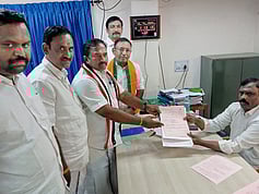 பெருந்துறை தொகுதி அதிமுக வேட்பாளா் எஸ்.ஜெயகுமாா் வேட்புமனு தாக்கல்