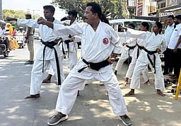 திருப்பூரில் கராத்தே செய்தவாறு வேட்புமனு தாக்கல் செய்ய வந்த சுயேச்சை வேட்பாளா்