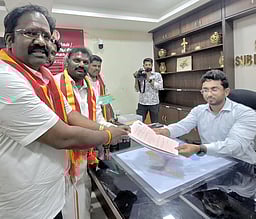 காஞ்சிபுரம்: தவெக வேட்பாளா்கள் மனு தாக்கல்