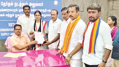 கரூா் மாவட்டத்தில் அதிமுக, தவெக உள்பட 48 போ் வேட்புமனு தாக்கல்