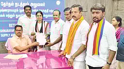 கரூா் மாவட்டத்தில் அதிமுக, தவெக உள்பட 48 போ் வேட்புமனு தாக்கல்