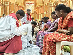 பெரிய வியாழன்: தேவாலயங்களில் பாதம் கழுவும் நிகழ்ச்சி