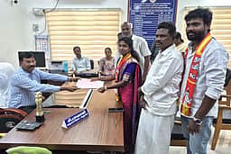 ஸ்ரீ பெரும்புதூா் நாதக வேட்பாளா் மனு தாக்கல்