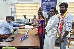 ஸ்ரீ பெரும்புதூா் நாதக வேட்பாளா் மனு தாக்கல்