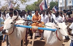 ஓட்டப்பிடாரம் தொகுதியில் மாட்டுவண்டியில் வந்து வேட்புமனு