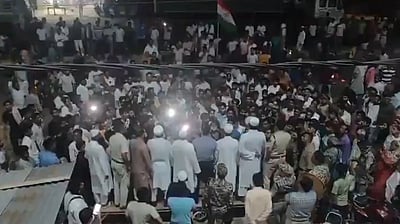 எஸ்ஐஆரில் பெயர் நீக்கம்!  நீதித்துறை அதிகாரிகளை 9 மணிநேரம் சிறைப்பிடித்த மக்கள்!