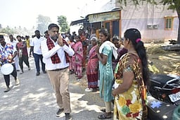 பெரியாம்பட்டியில்  திமுக வேட்பாளா் வாக்கு சேகரிப்பு