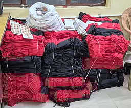 வாகனத் தணிக்கையில் 1,200 திமுக துண்டுகள் பறிமுதல்