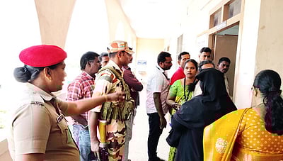 வாக்குப் பதிவு மையத்தில் தபால் வாக்கு செலுத்தும் பணி நிறைவு