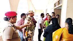 வாக்குப் பதிவு மையத்தில் தபால் வாக்கு செலுத்தும் பணி நிறைவு