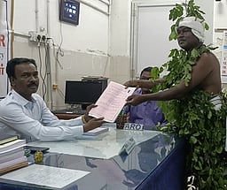 மலைவாசிபோல வந்து மனுத் தாக்கல் செய்த சுயேச்சை