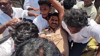 ஆதவ் அர்ஜுனா கார் ஏறி காவலர் கால் முறிவு!