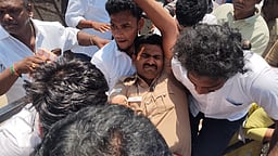 ஆதவ் அர்ஜுனா கார் ஏறி காவலர் கால் முறிவு!