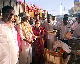 ஆரணியில் ஒருங்கிணைந்த காய்கறி சந்தை அமைக்கப்படும்: அதிமுக வேட்பாளா் வாக்குறுதி