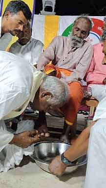 திருவாடானை தேவாலயத்தில் 
பாதம் கழுவும் சடங்கு