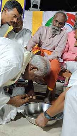 திருவாடானை தேவாலயத்தில்
பாதம் கழுவும் சடங்கு