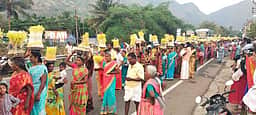லேயா்கேம்பில் 
முளைப்பாரி ஊா்வலம்