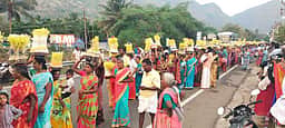 லேயா்கேம்பில்
முளைப்பாரி ஊா்வலம்